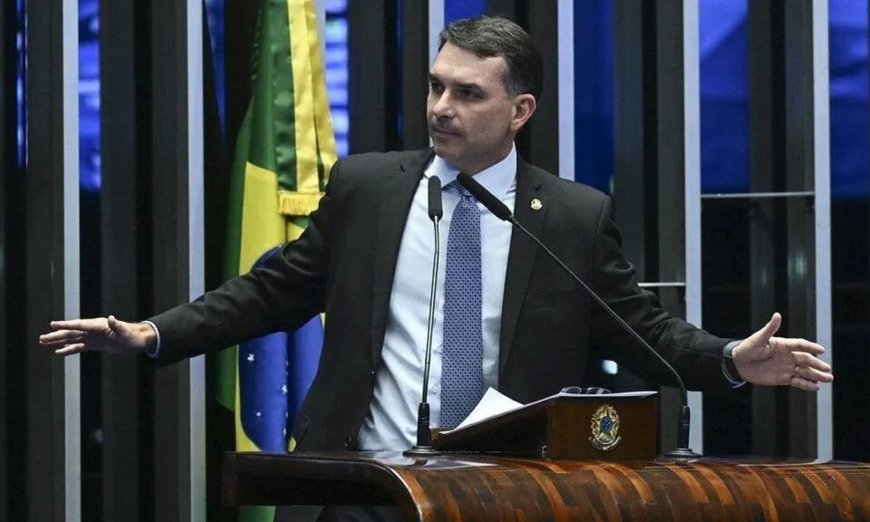 Senado aprova fim da escala 6x1 por 75 a 1; Flávio vota a favor
