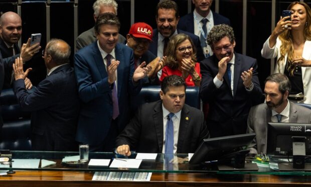 Alcolumbre marca promulgação da PEC da escala 6x1; Congresso oficializa texto
