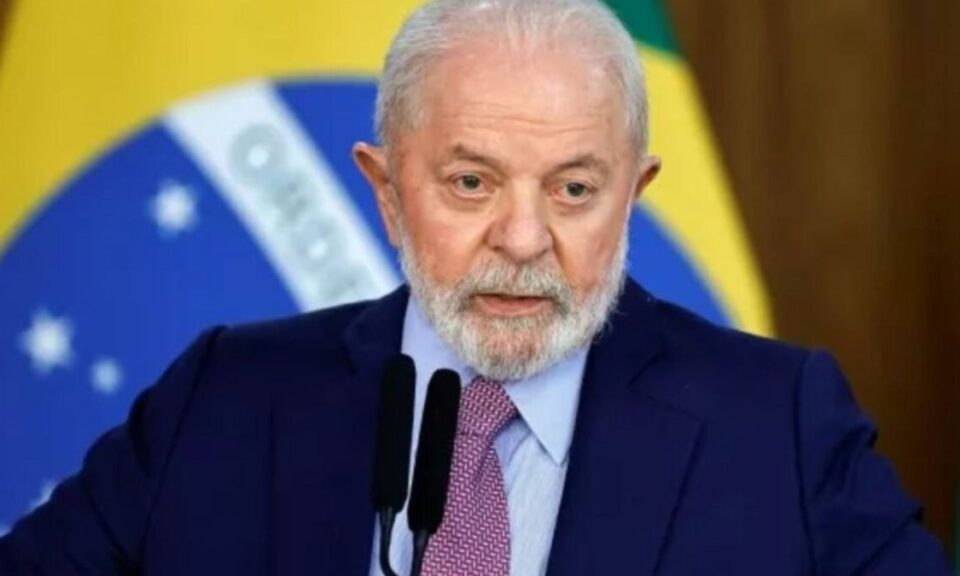 Lula promete PEC de passe livre no transporte aos fins de semana antes do 2º turno