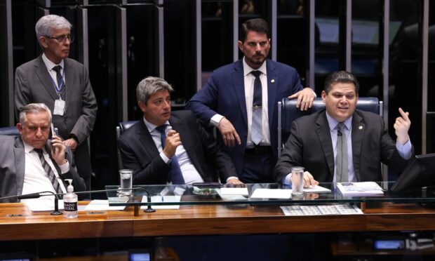 Alcolumbre retira PEC da Segurança da pauta após impasse sobre maioridade penal