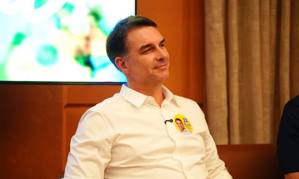 Flávio Bolsonaro faz almoço com dirigentes da Globo antes da sabatina do JN