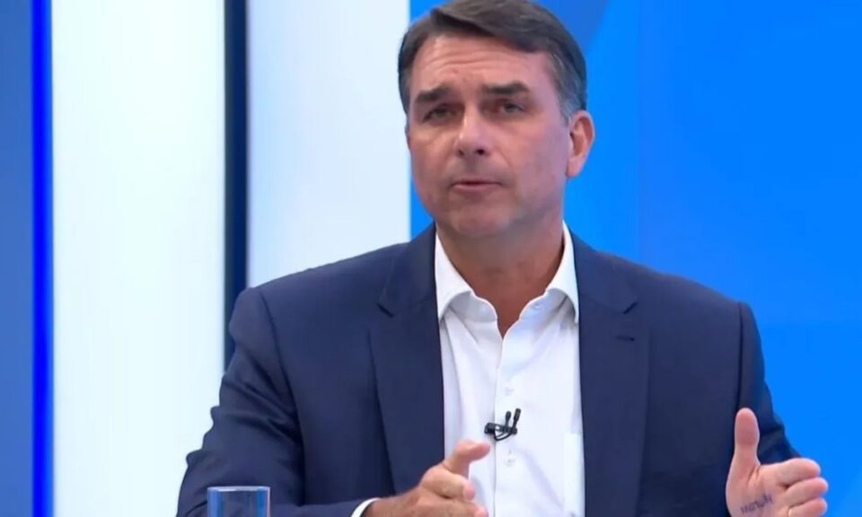 Flávio Bolsonaro critica Lula e apresenta propostas em sabatina na Globo