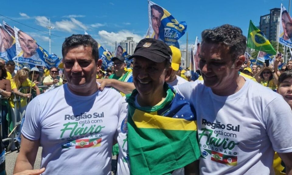 Jorginho, Moro e Zucco lideram motociata por Flávio Bolsonaro em Florianópolis