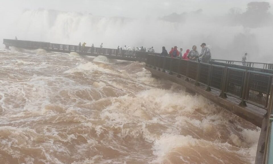 Cheia do Rio Iguaçu interdita passarela das Cataratas em Foz do Iguaçu