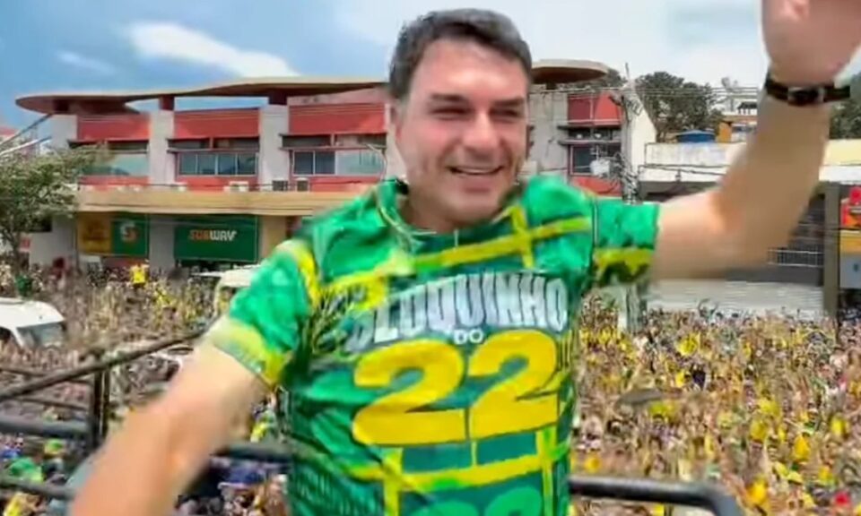 'Vou governar para todo mundo': Flávio Bolsonaro faz ato em Vitória