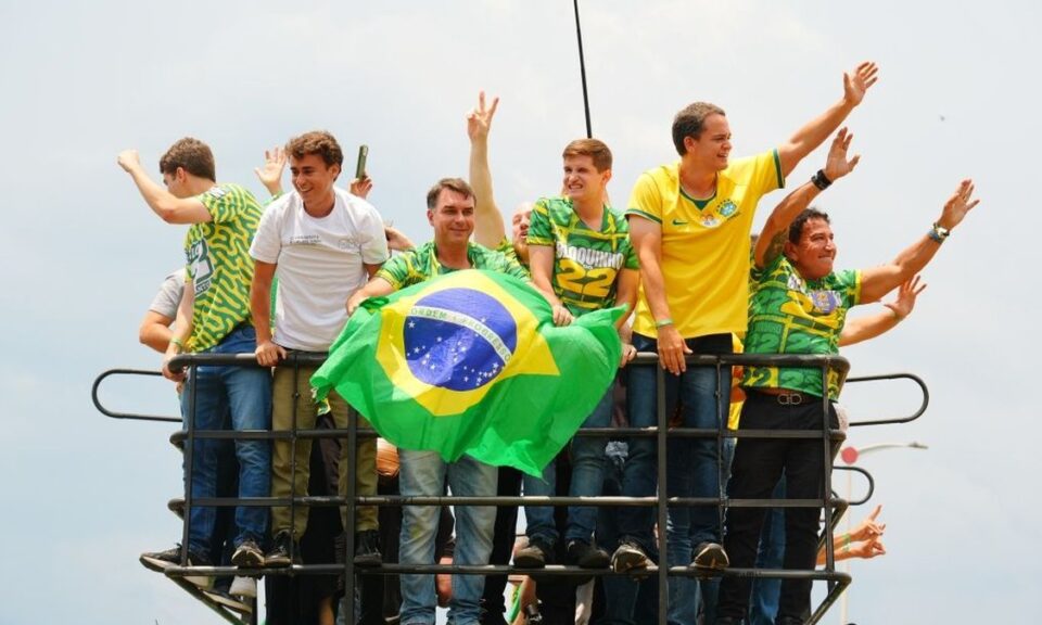 'Vou governar para todo mundo': Flávio Bolsonaro faz ato em Vitória