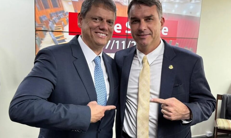 Flávio Bolsonaro faz ato de campanha em Salvador com Tarcísio e ACM Neto