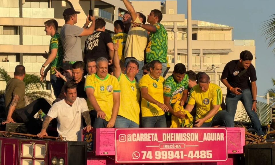 Flávio Bolsonaro faz ato de campanha em Salvador com Tarcísio e ACM Neto
