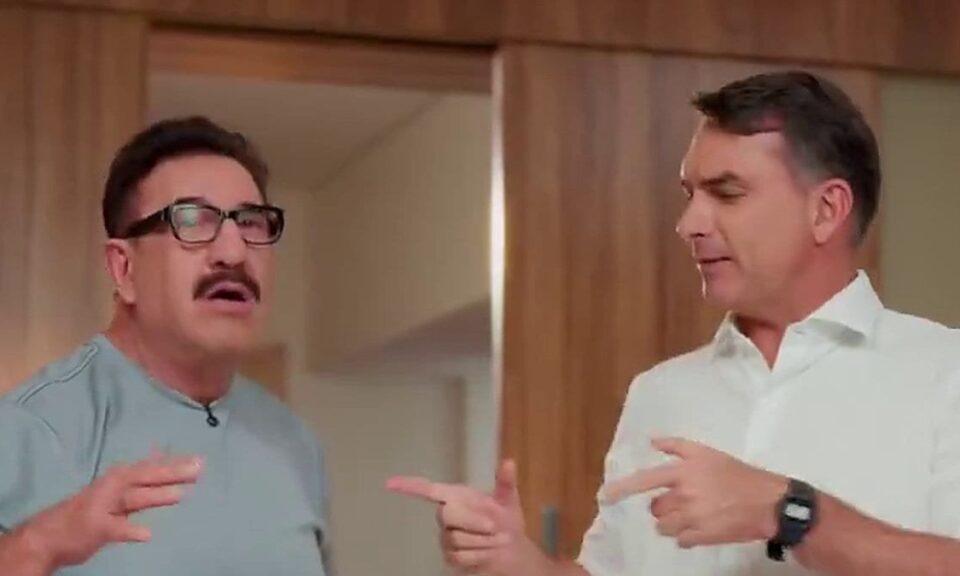'É mentira, Ratinho': Flávio Bolsonaro promete manter Bolsa Família