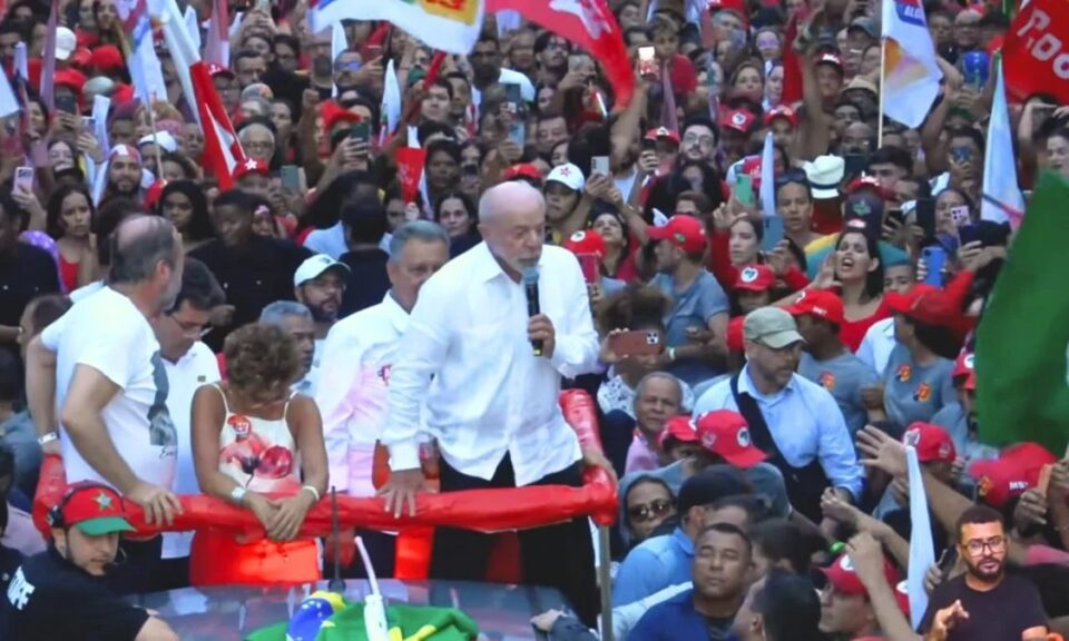 'Globo está sob suspeição': Lula critica emissora em Ipatinga