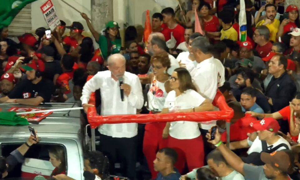 'Globo está sob suspeição': Lula critica emissora em Ipatinga