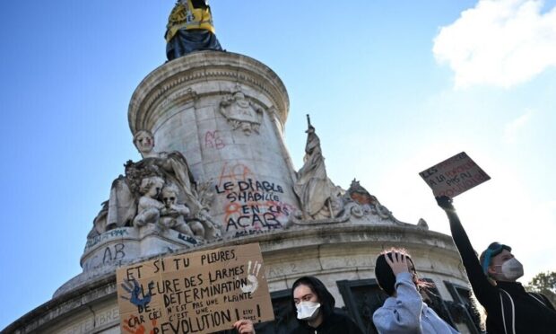 Manifestantes fazem protestos contra o custo de vida na França; 550 mil vão às ruas