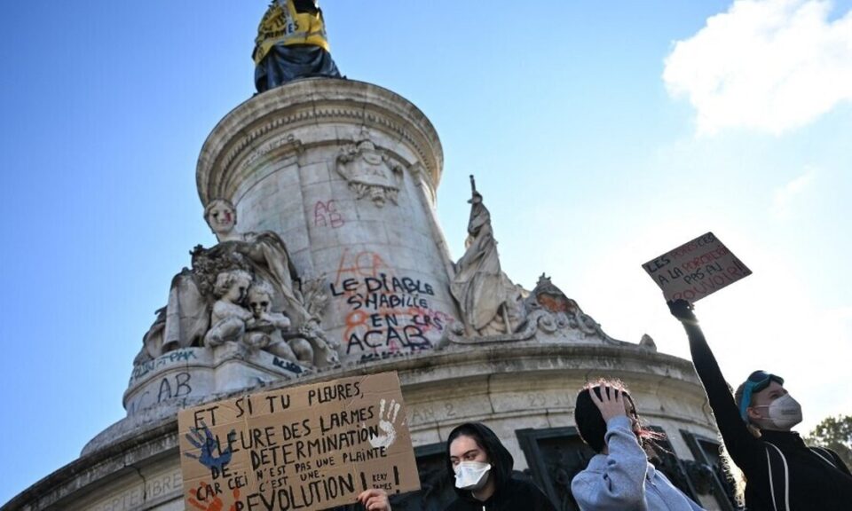 Manifestantes fazem protestos contra o custo de vida na França; 550 mil vão às ruas