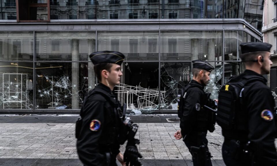 Manifestantes fazem protestos contra o custo de vida na França; 550 mil vão às ruas