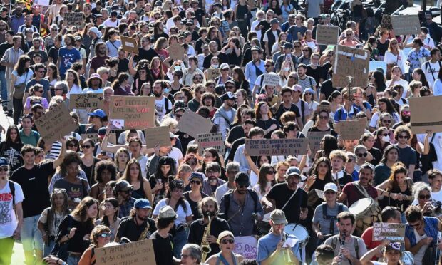 Manifestantes fazem protestos contra o custo de vida na França; 550 mil vão às ruas