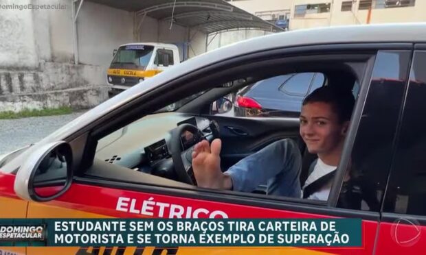 Reiner tira CNH com os pés após encontrar carro adaptado em Minas Gerais