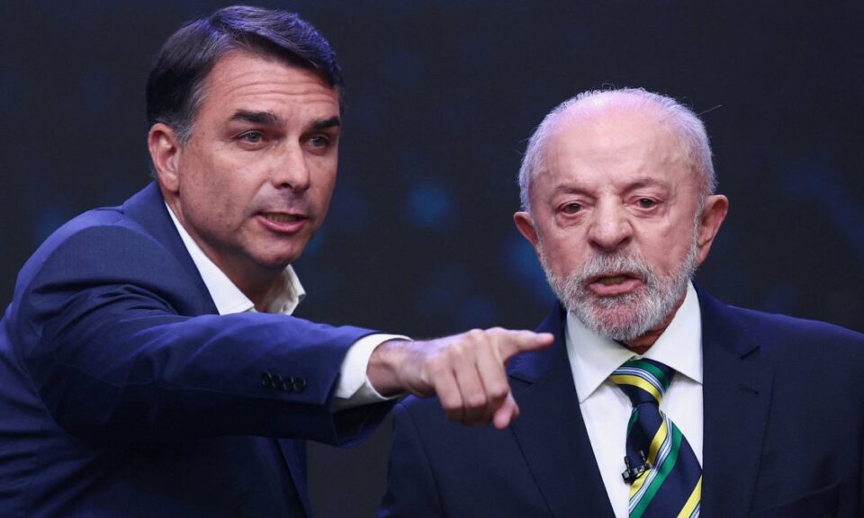 Flávio Bolsonaro reúne apoiadores na Avenida Paulista antes de debate com Lula