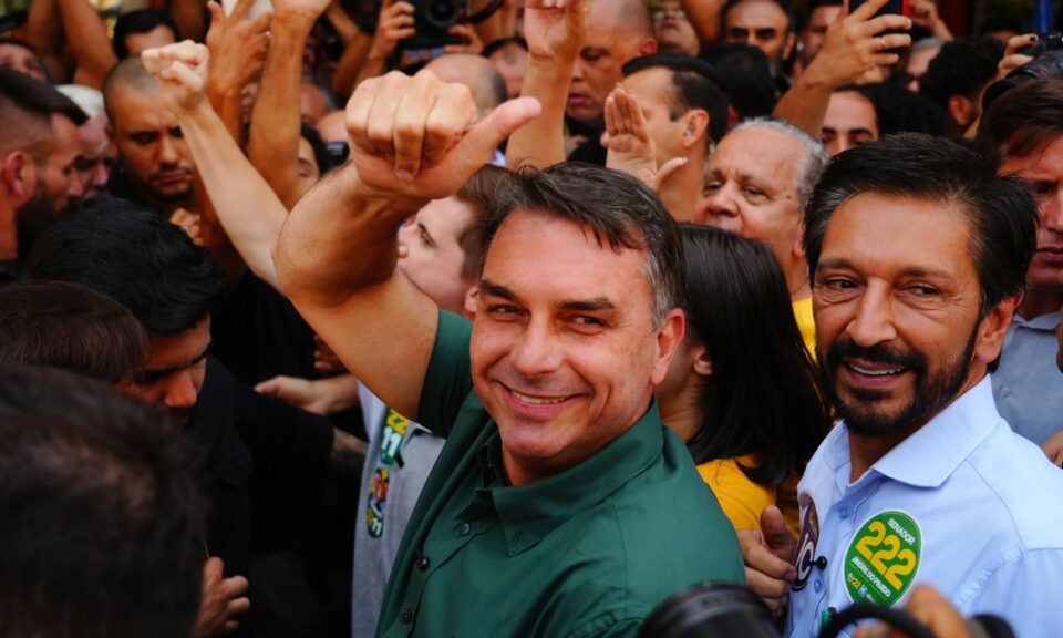 Flávio Bolsonaro reúne apoiadores na Avenida Paulista antes de debate com Lula