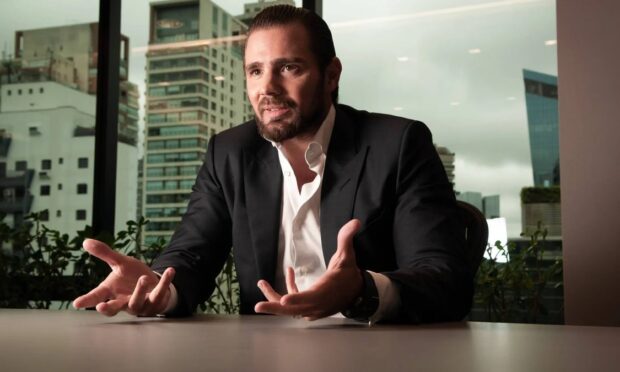 Vorcaro ofereceu R$ 1 milhão para segurar reportagem da Folha, indicam mensagens