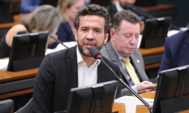 Janones entra na UTI após debate da Band entre Lula e Flávio