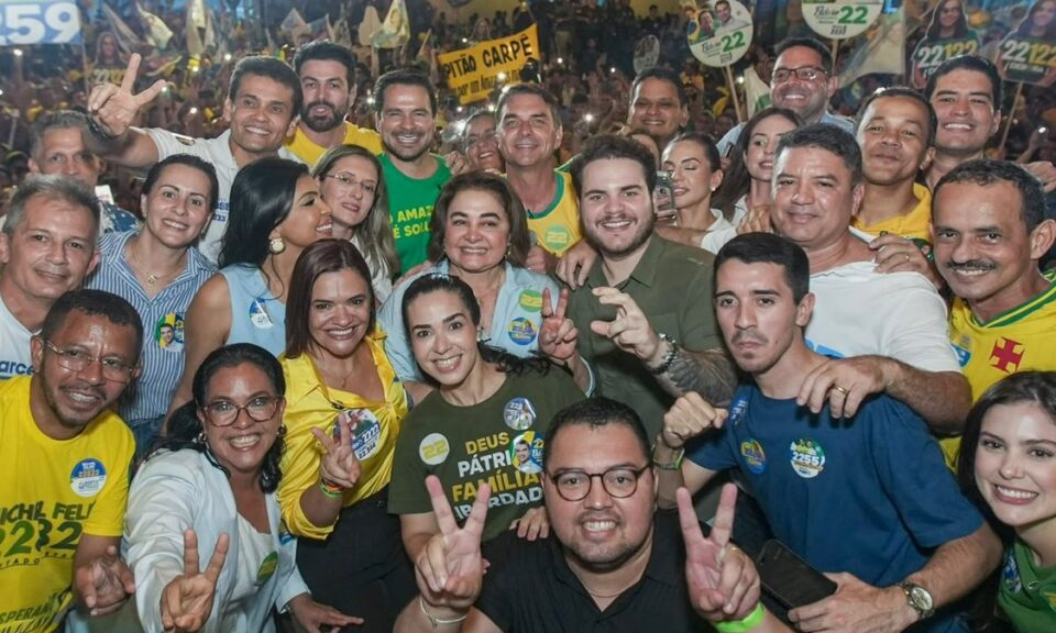 Flávio Bolsonaro e Nikolas Ferreira participam de ato em Manaus antes do 2º turno