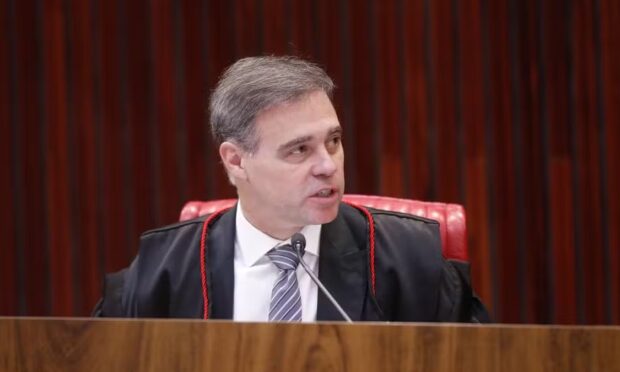 André Mendonça relatará ação de Lula sobre sigilos de Flávio no TSE