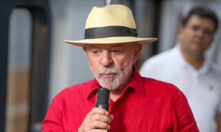 Lula chama Flávio de ladrão e convoca militância para 'guerra'