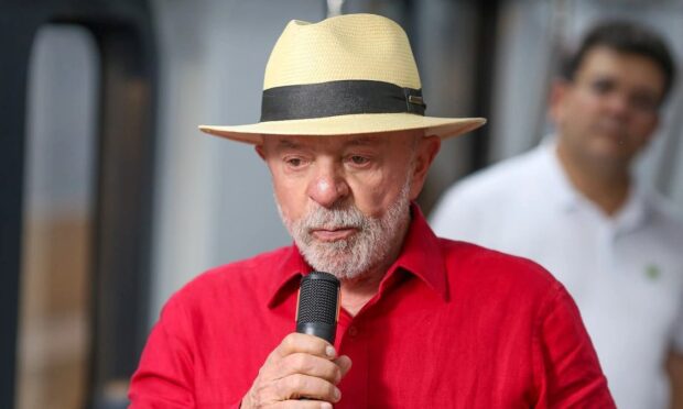 Lula chama Flávio de ladrão e convoca militância para 'guerra'