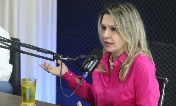 Prefeitura afasta professora que disse 'você ia morrer' ao falar de Flávio Bolsonaro