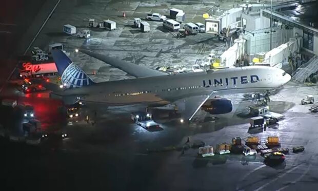 Voo da United enfrenta turbulência e deixa quatro comissários feridos