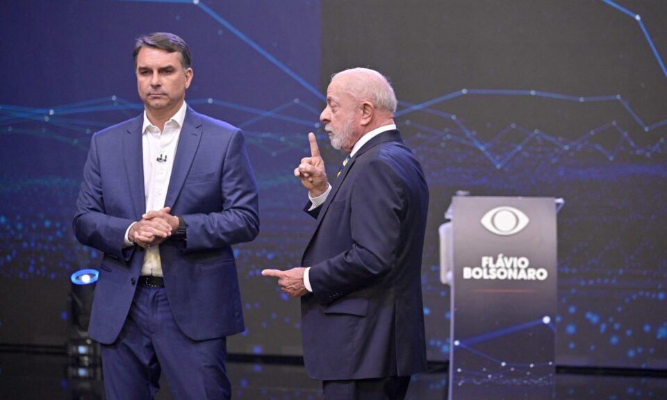 ‘Cemitério de obras’: Flávio cobra Lula por 11,5 mil obras paradas no debate da Globo