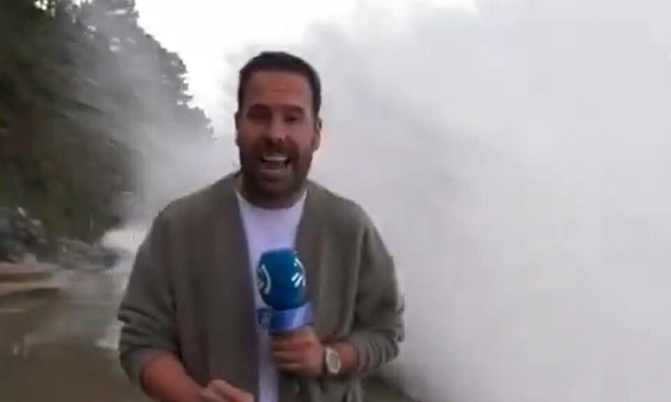 Onda atinge repórter ao vivo durante cobertura de temporal na Espanha