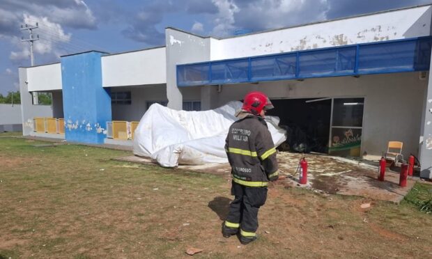 Avião agrícola atinge creche com 180 crianças em Campo Verde (MT) e só o piloto se fere