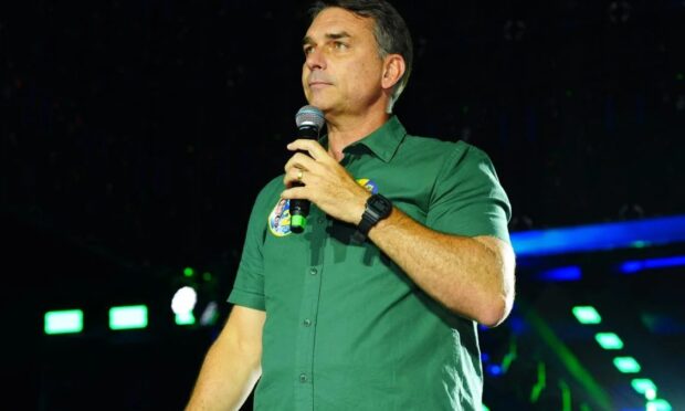 Flávio Bolsonaro leva Bloco do 22 à Barra e encerra campanha com milhares no Rio