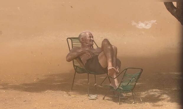 Idoso de 80 anos fica sentado diante de redemoinho de areia em Picos e viraliza