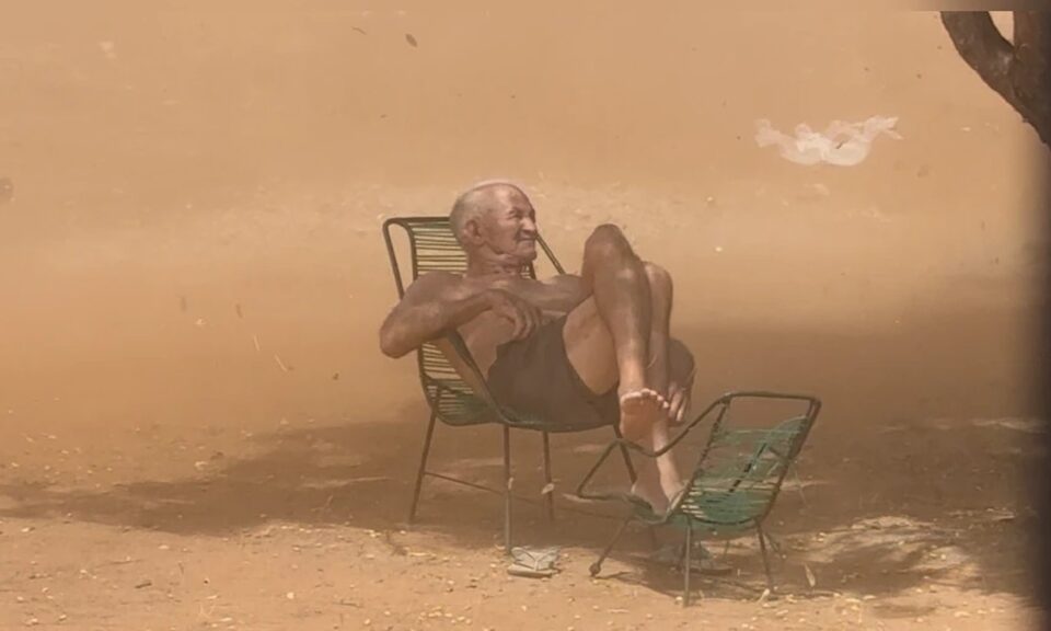 Idoso de 80 anos fica sentado diante de redemoinho de areia em Picos e viraliza