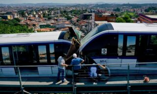 Trem da Linha 15-Prata bate em guindaste tombado no monotrilho e linha para em SP