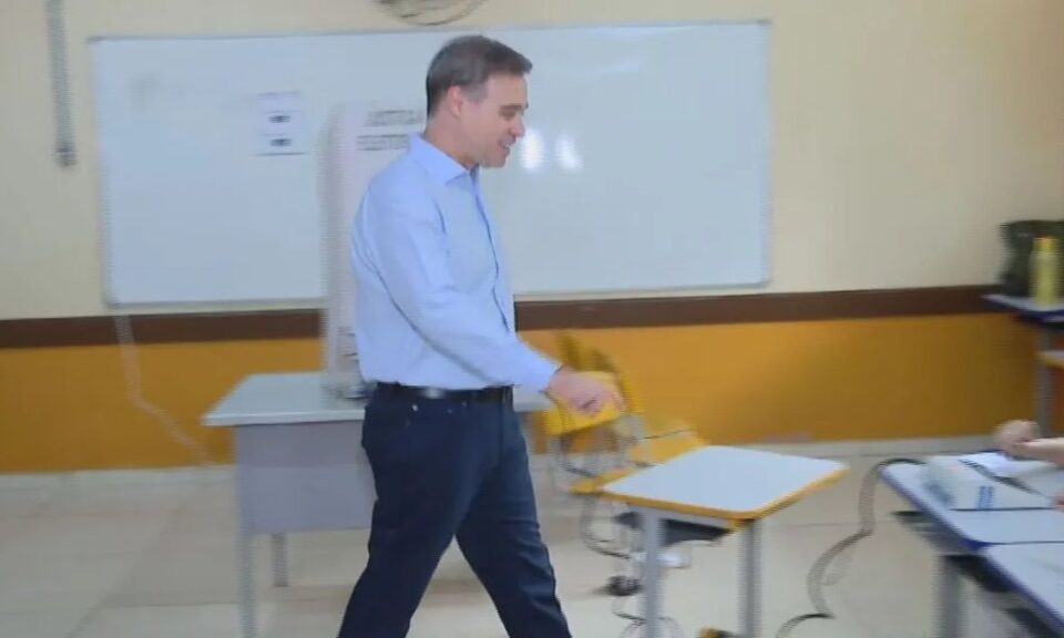 'Que o grande vencedor seja o eleitor': André Mendonça vota na Octogonal