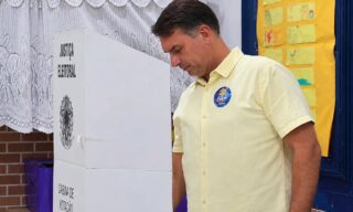 Flávio Bolsonaro vota em Vila Isabel e diz que 'chegou a hora da mudança de verdade'