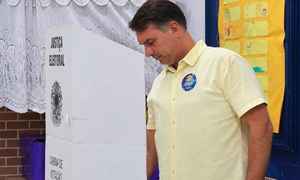 Flávio Bolsonaro vota em Vila Isabel e diz que 'chegou a hora da mudança de verdade'