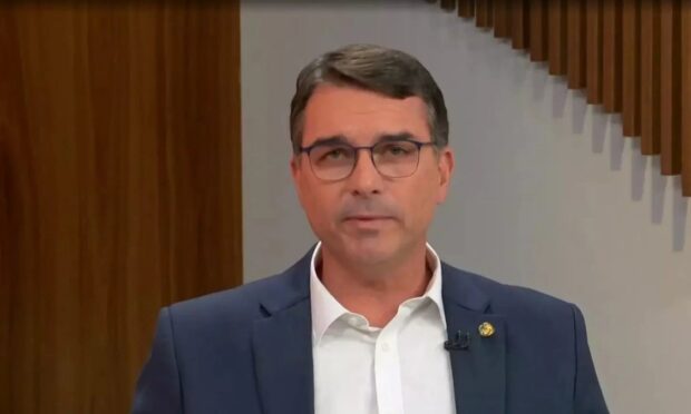 "O Brasil não está mais dividido": Flávio responde Lula em vídeo a Carlinhos Maia