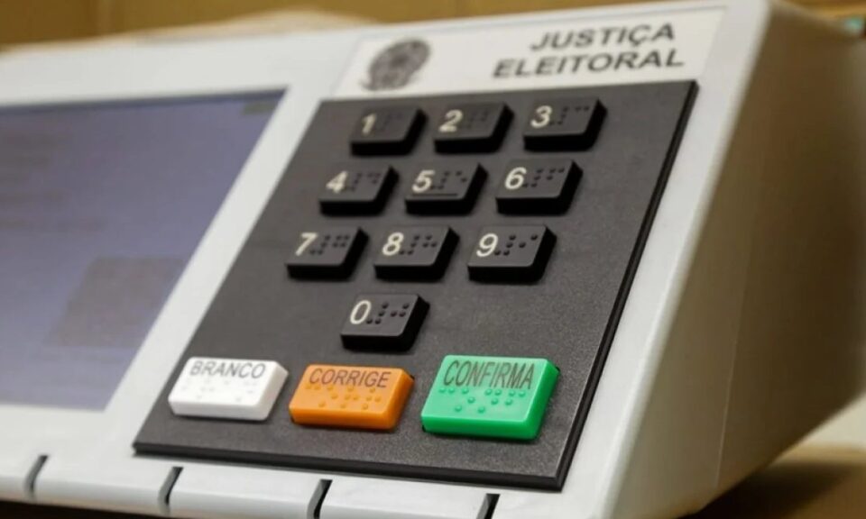 TRE-MS acha teclas 1 e 3 coladas em urna de Chapadão do Sul e aciona Polícia Civil