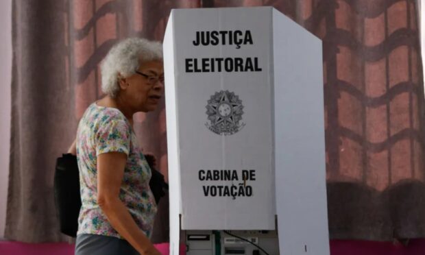 Idosos acima de 70 anos derrubam abstenção e 8,8 milhões vão às urnas