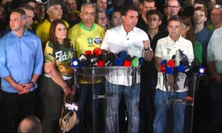 'É impossível reconhecer': Flávio Bolsonaro vai pedir anulação da eleição