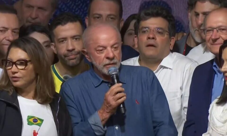 'Milicianismo': Lula ataca Flávio e promete regular redes no discurso da vitória