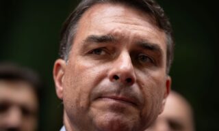 'Ninguém vai me calar', diz Flávio Bolsonaro após Moraes mandar recolher passaporte