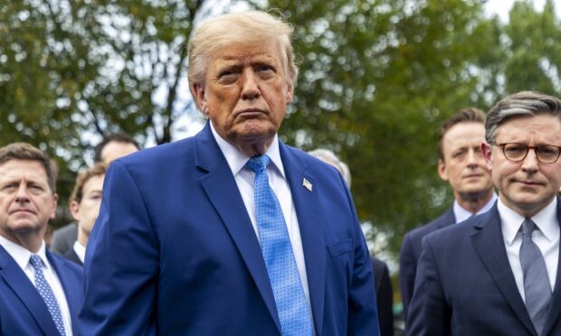 'Pareceu mais uma eleição fraudada': Trump questiona vitória de Lula no Brasil
