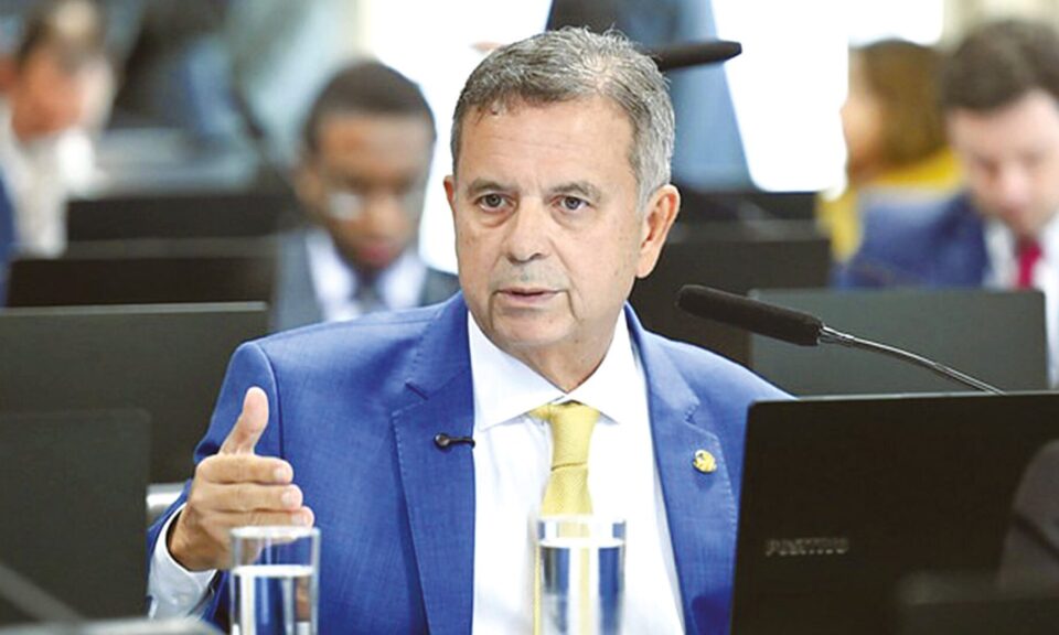 Governo Trump confirma vistos a Flávio Bolsonaro e família após fuga para os EUA
