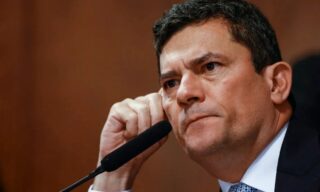 'Em que tipo de país?': Moro questiona Moraes por apreender passaporte de Flávio