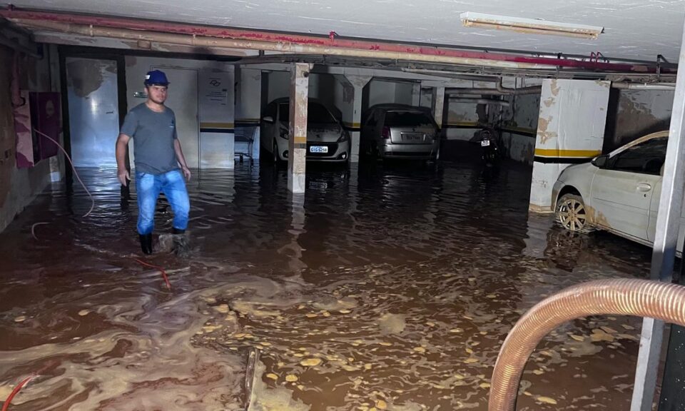 Caixa d'água de 20 mil litros rompe e alaga prédio em Valinhos (SP)